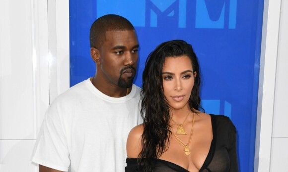 Sminket rumpa og leggene til Kim Kardashian